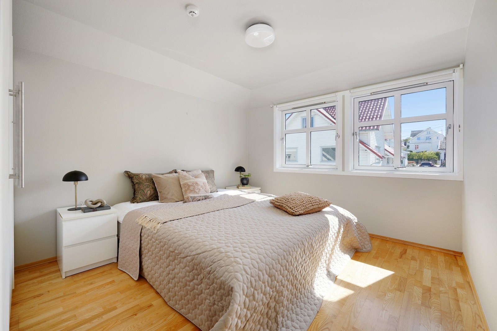 Soverom med god plass til dobbeltseng, nattbord og garderobeskap. Galleribilde