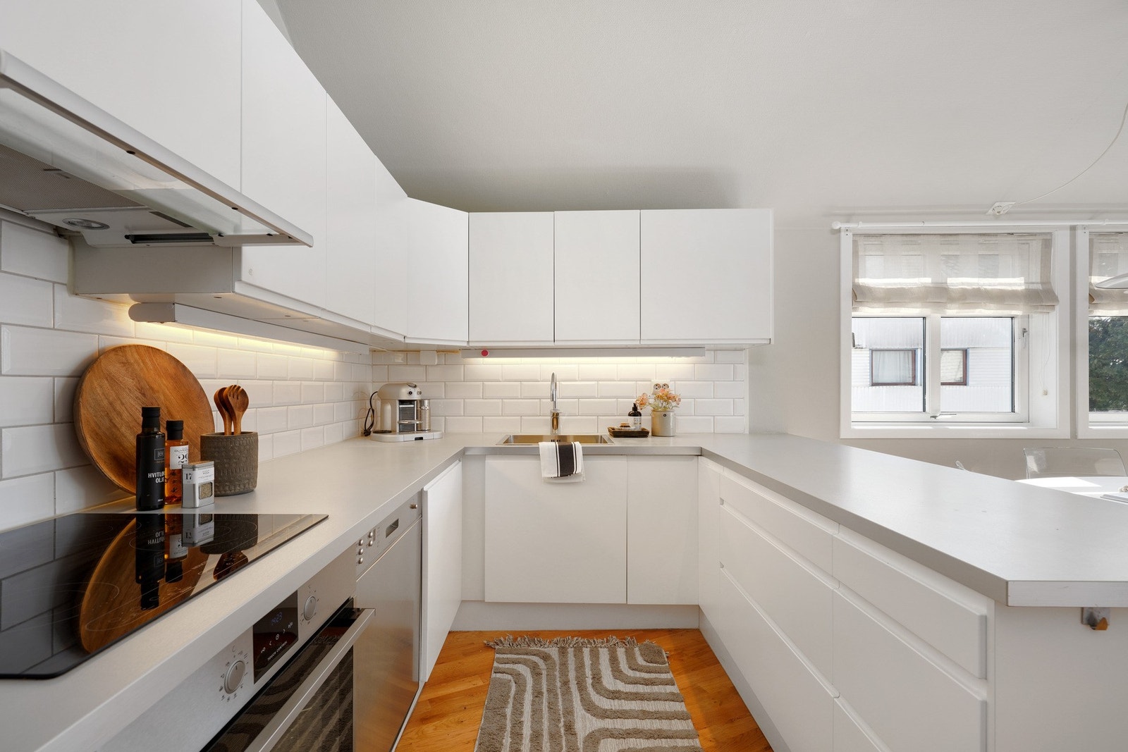 Lyst nøytralt kjøkken. Galleribilde