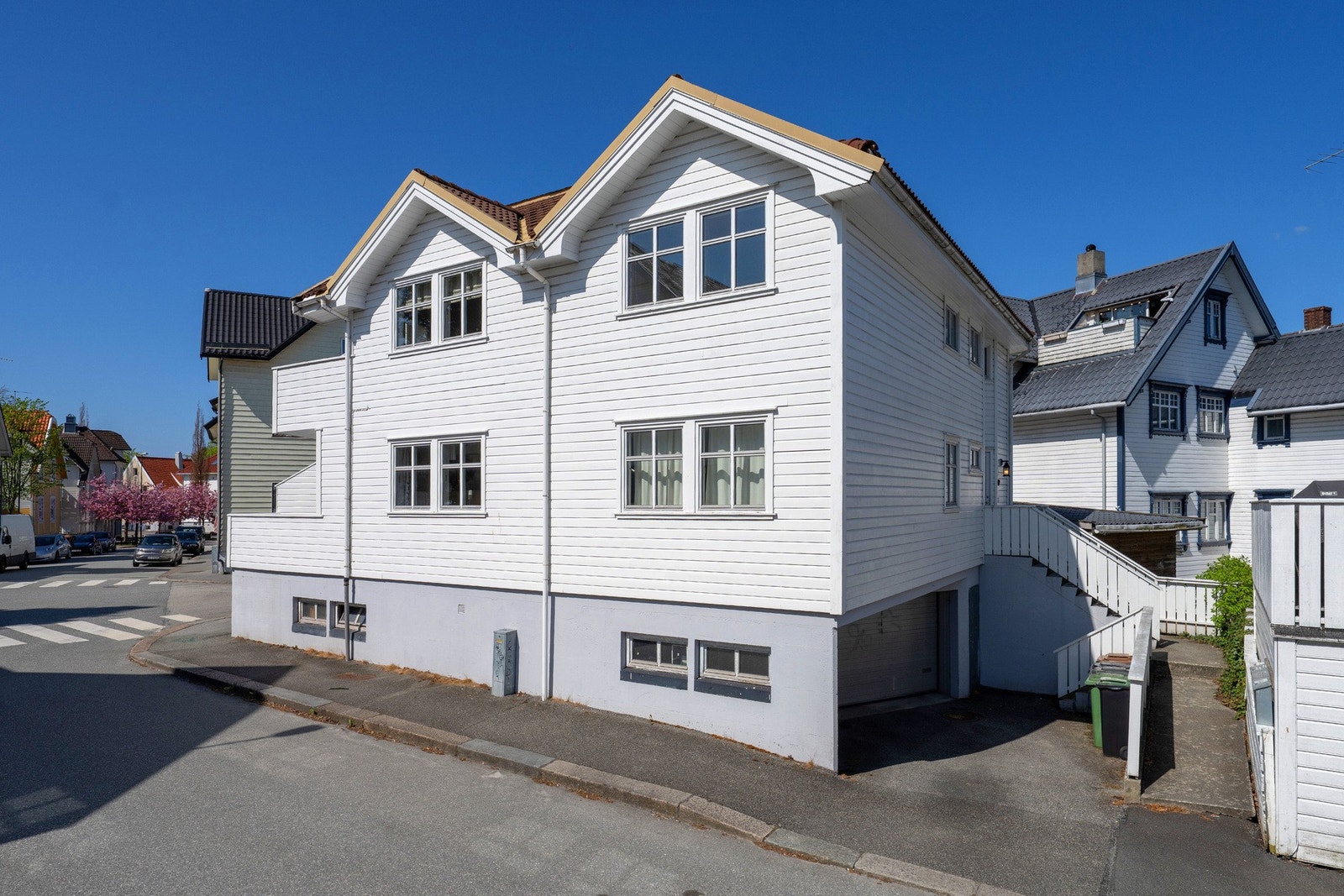 Her bor en sentrumsnært i en rolig gate. Galleribilde