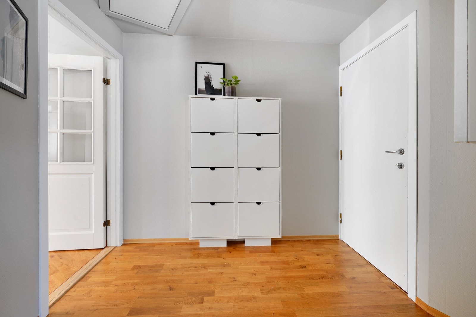 Velkommen inn. Her er det god plass til å henge fra seg yttertøy og hyggelig å ønske gjester velkommen. Galleribilde