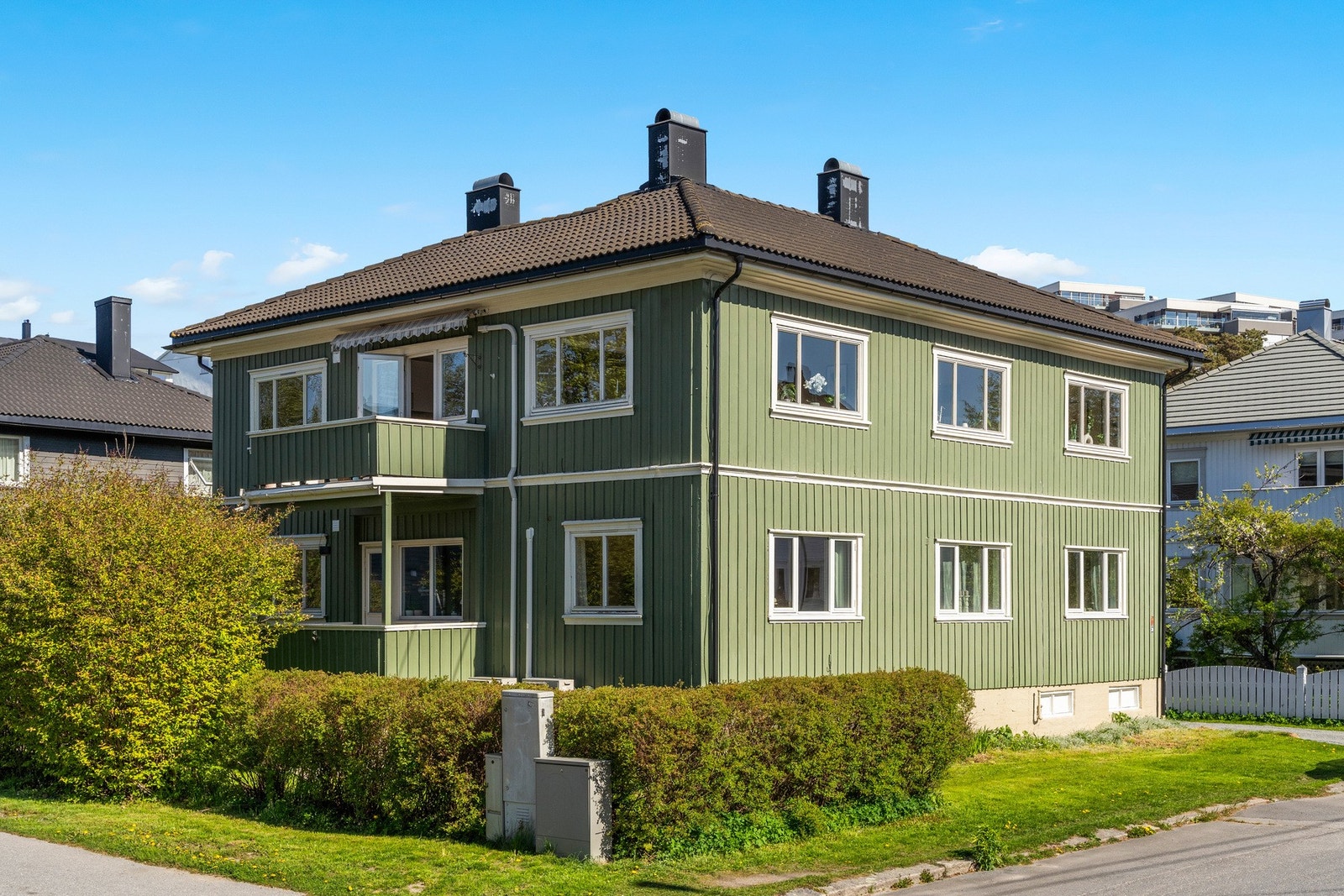 Leiligheten utgjør 2.etasje på en stor og flott funkisbolig fra 1930-tallet Galleribilde