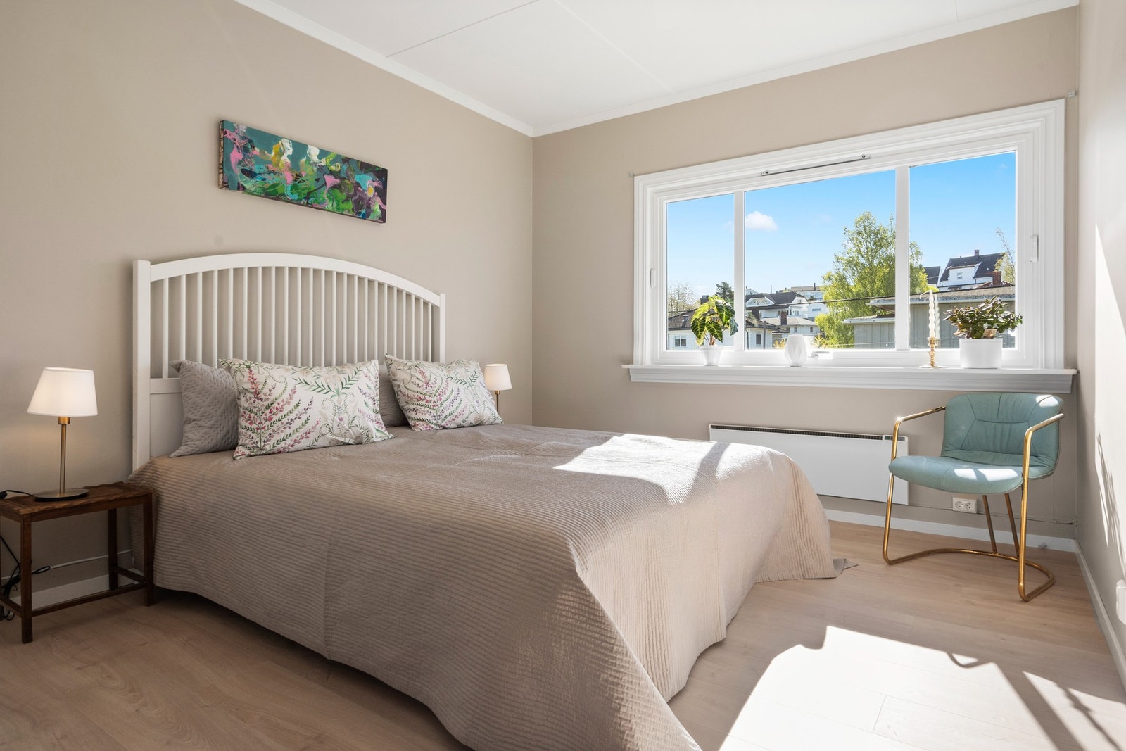 Det er luftige soverom med god atmosfære. Til sammen hele 4 soverom Galleribilde