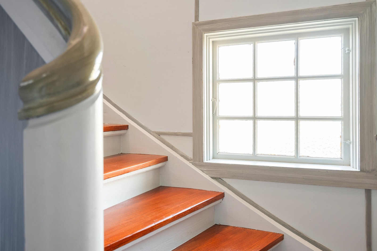 Opp trappen har man bruksrett til stort loft Galleribilde