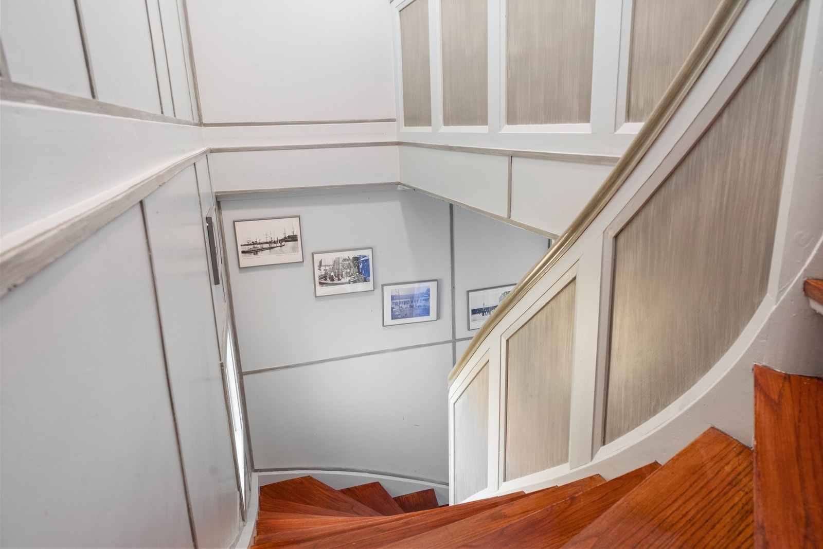 Ned trappen kommer man til kjeller med en del tekniske rom og lagerplass Galleribilde