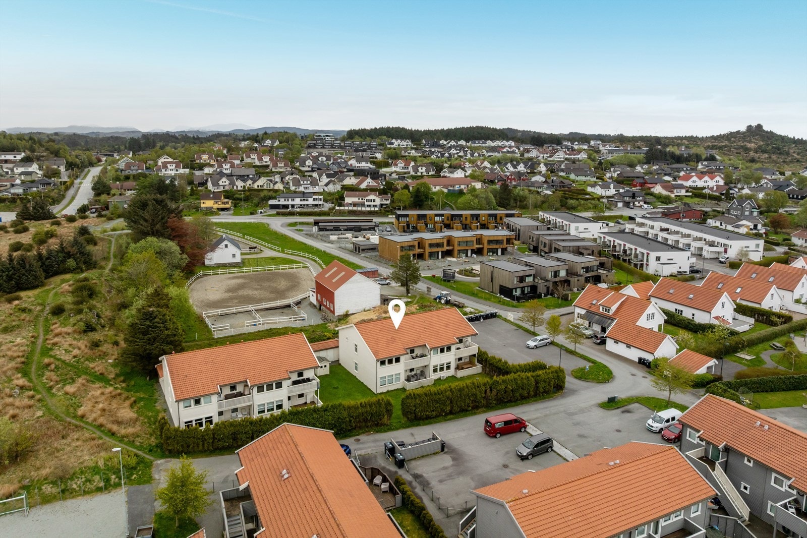 Herfra er det gangavstand til både skole, barnehage, treningssenter og dagligvarebutikk - perfekt for en praktisk og komfortabel hverdag Galleribilde