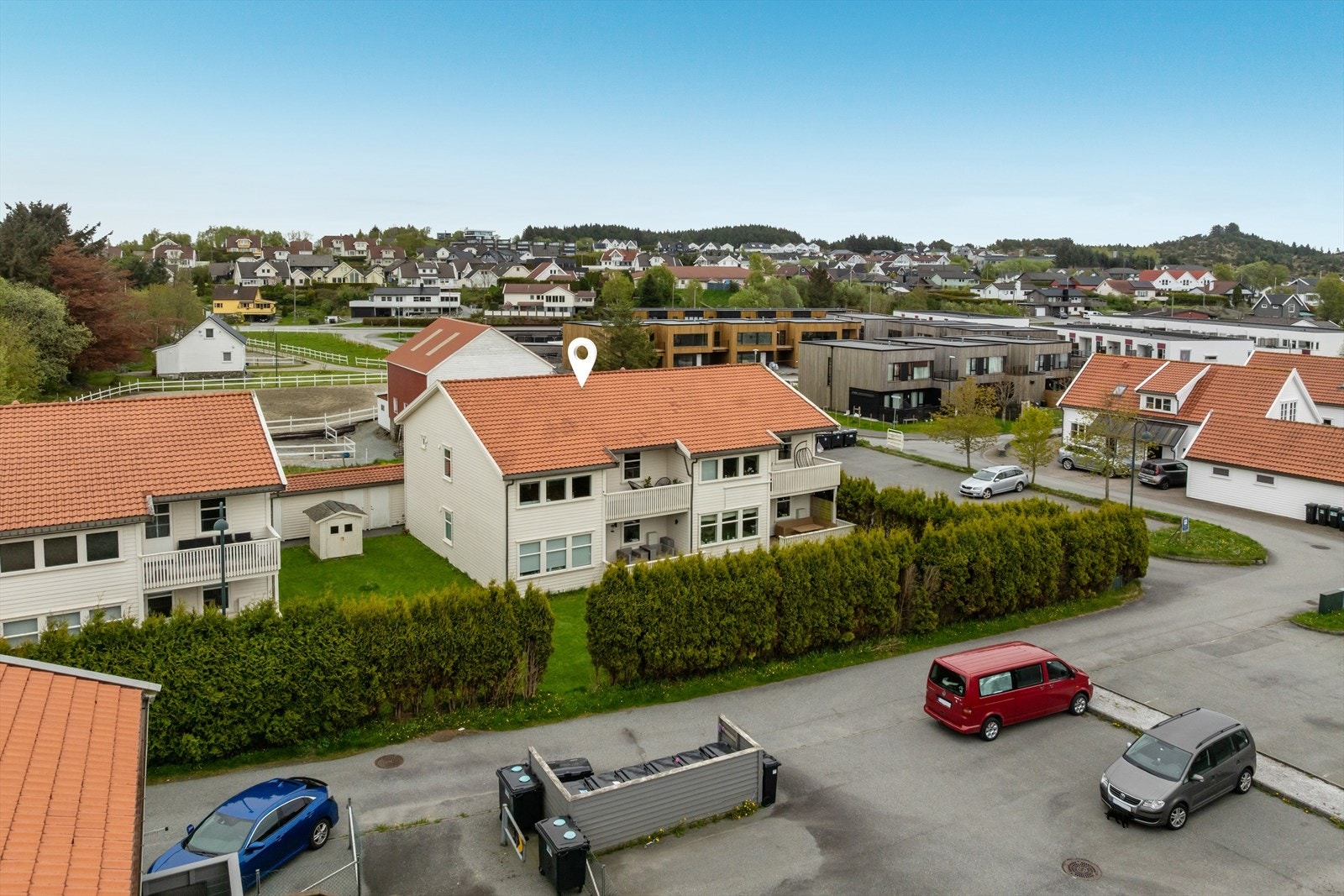 Sameiet har en pent opparbeidet fellestomt med asfalterte parkeringsplasser, asfalterte gangveier og stor gressplen Galleribilde