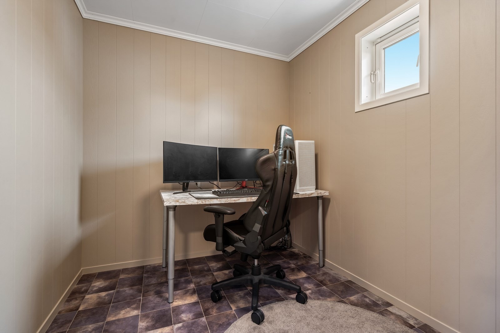 Kontor med god plass til arbeidsbord (godkjent som vaskerom) Galleribilde