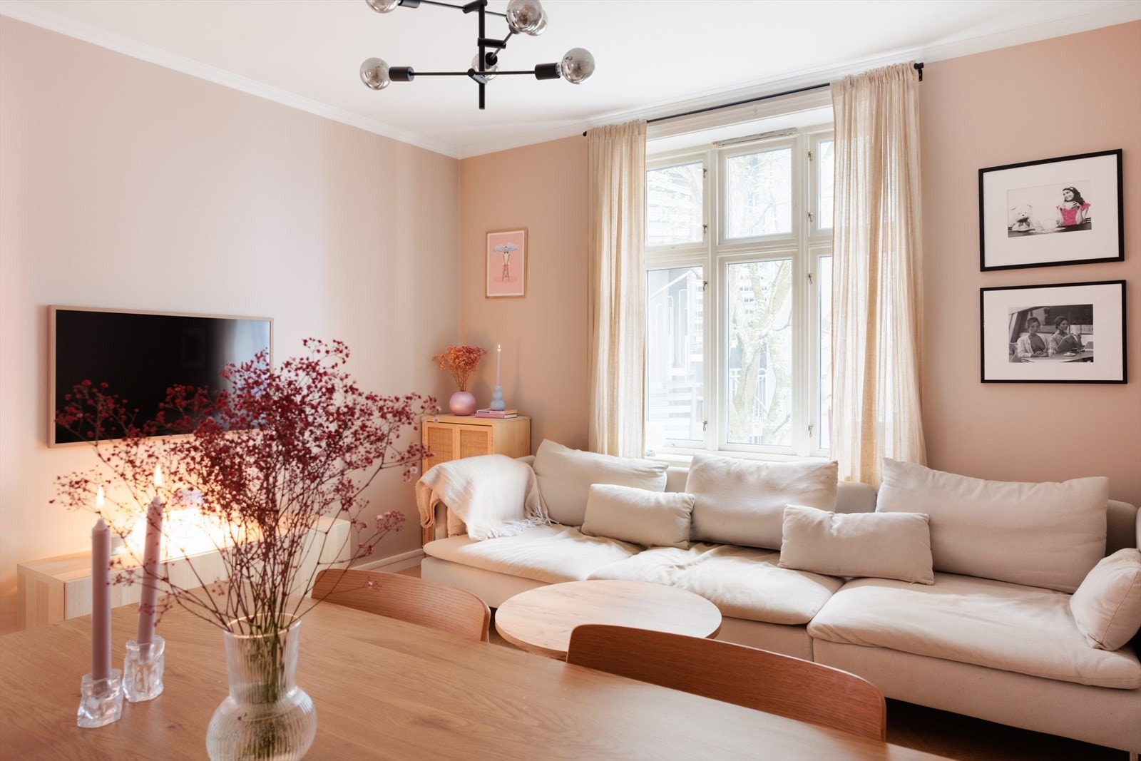 Romslig stue med stor vindusflate som gir rikelig med lysinnslipp og en luftig atmosfære. Galleribilde