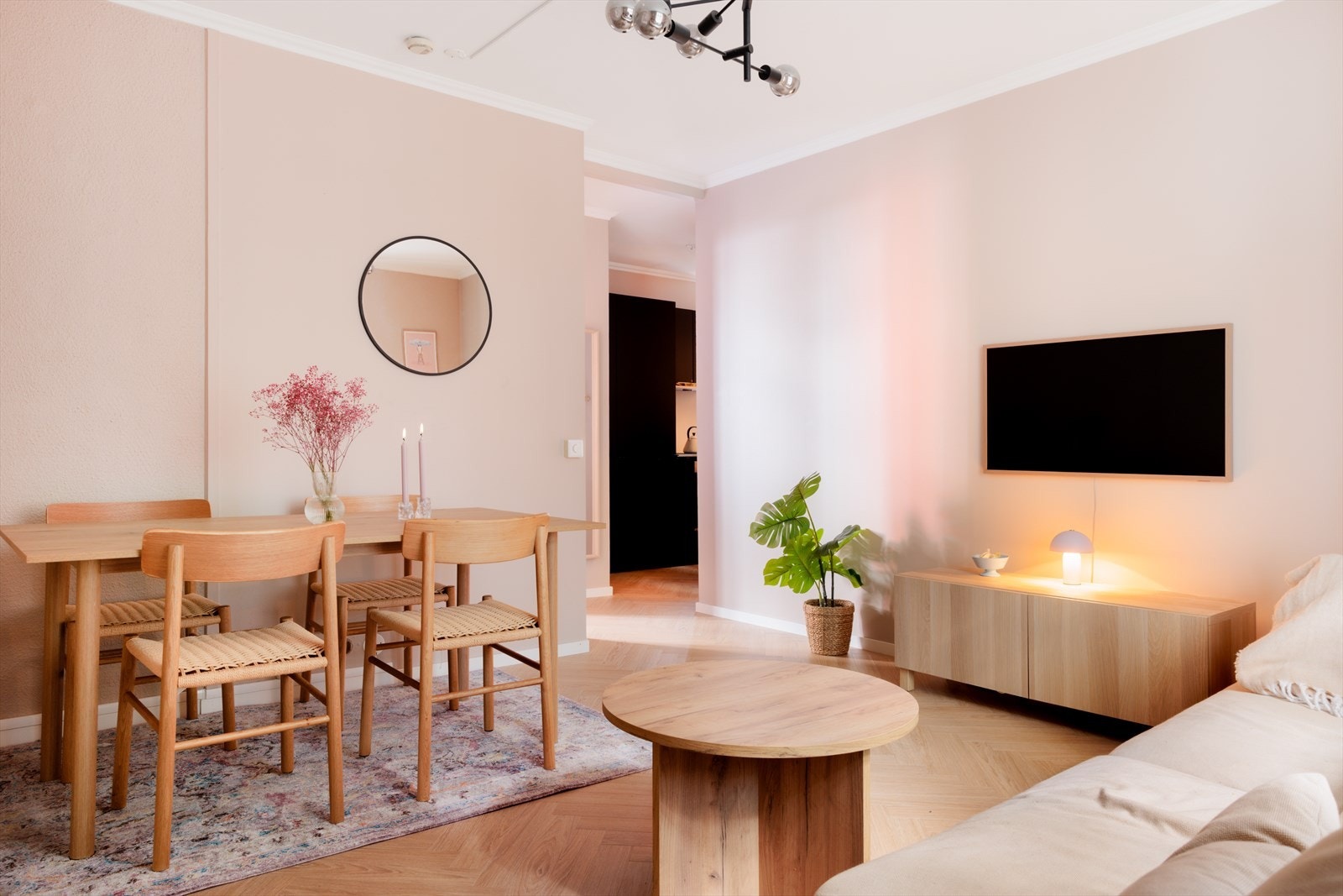 Stuen lar seg enkelt møblere med spisebord, sofa - og tvmøbler. Galleribilde