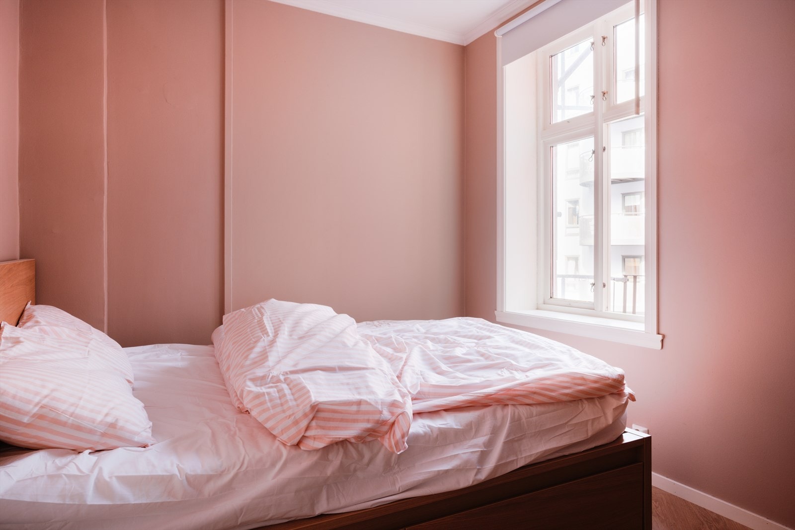 Lekkert og romslig soverom på 8,2 m². Galleribilde