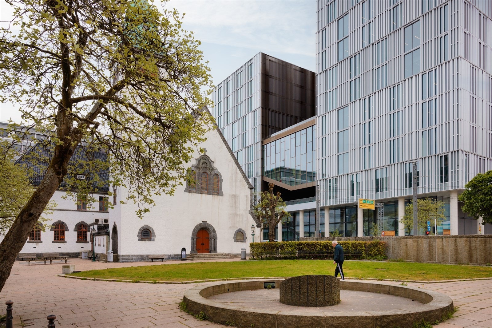 Dette er en svært attraktiv beliggenhet med umiddelbar nærhet til bykjernen, samtidig som området føles luftig og tilbaketrukket. Galleribilde