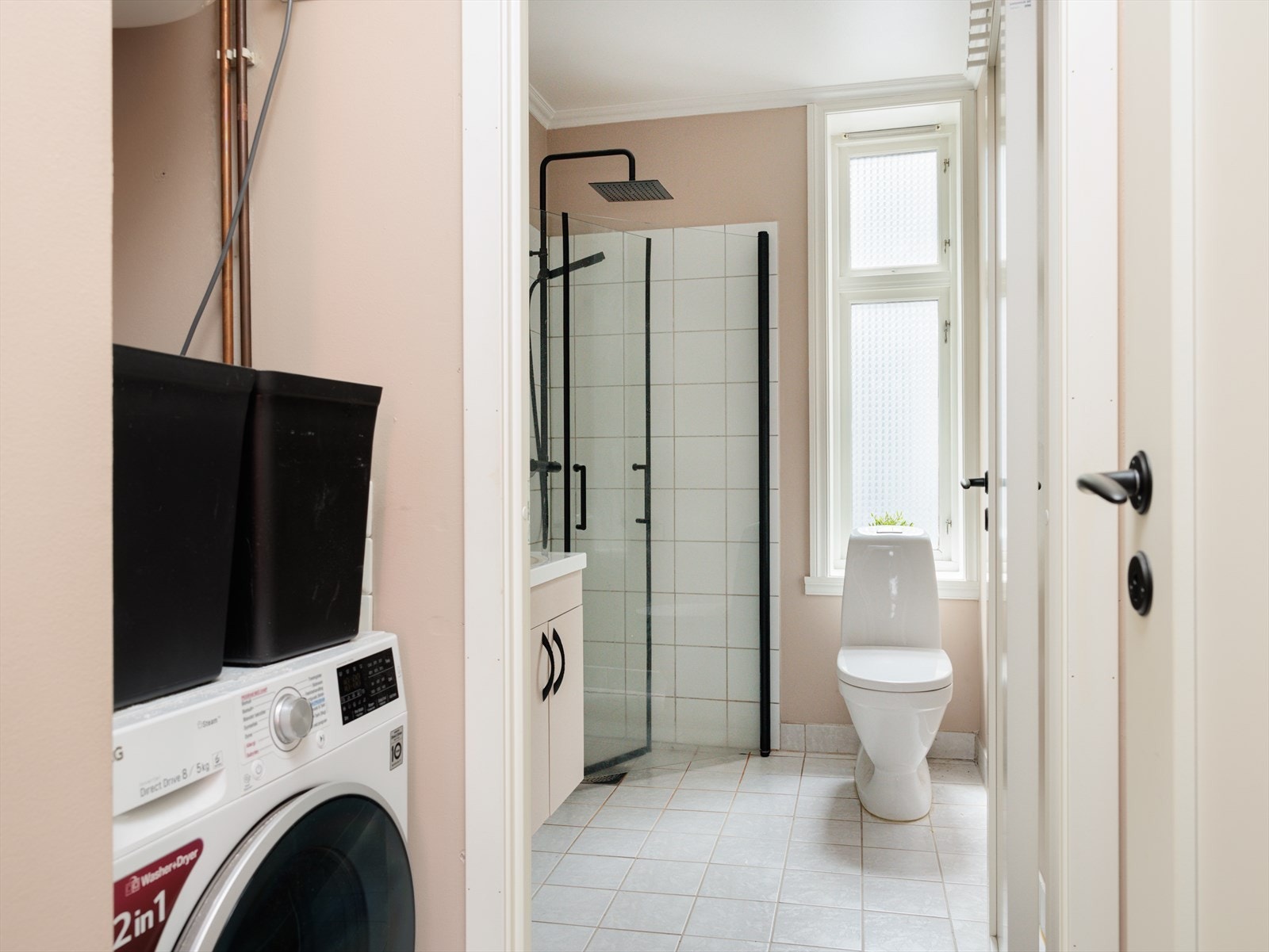 Videre fra kjøkkenet er det tilkomst til bad og bod med opplegg for vaskemaskin. Galleribilde