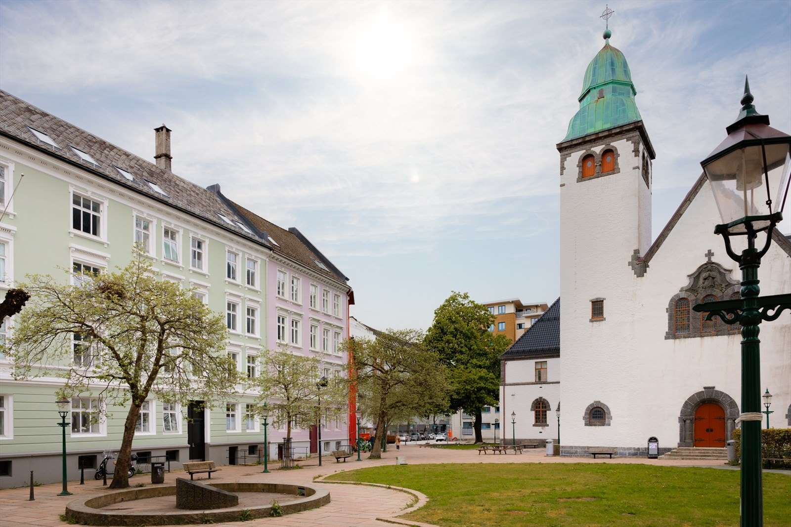 St. Jakobs plass - en flott og åpen plass med plen, prydtrær og benker, midt i sentrum av Bergen. Galleribilde