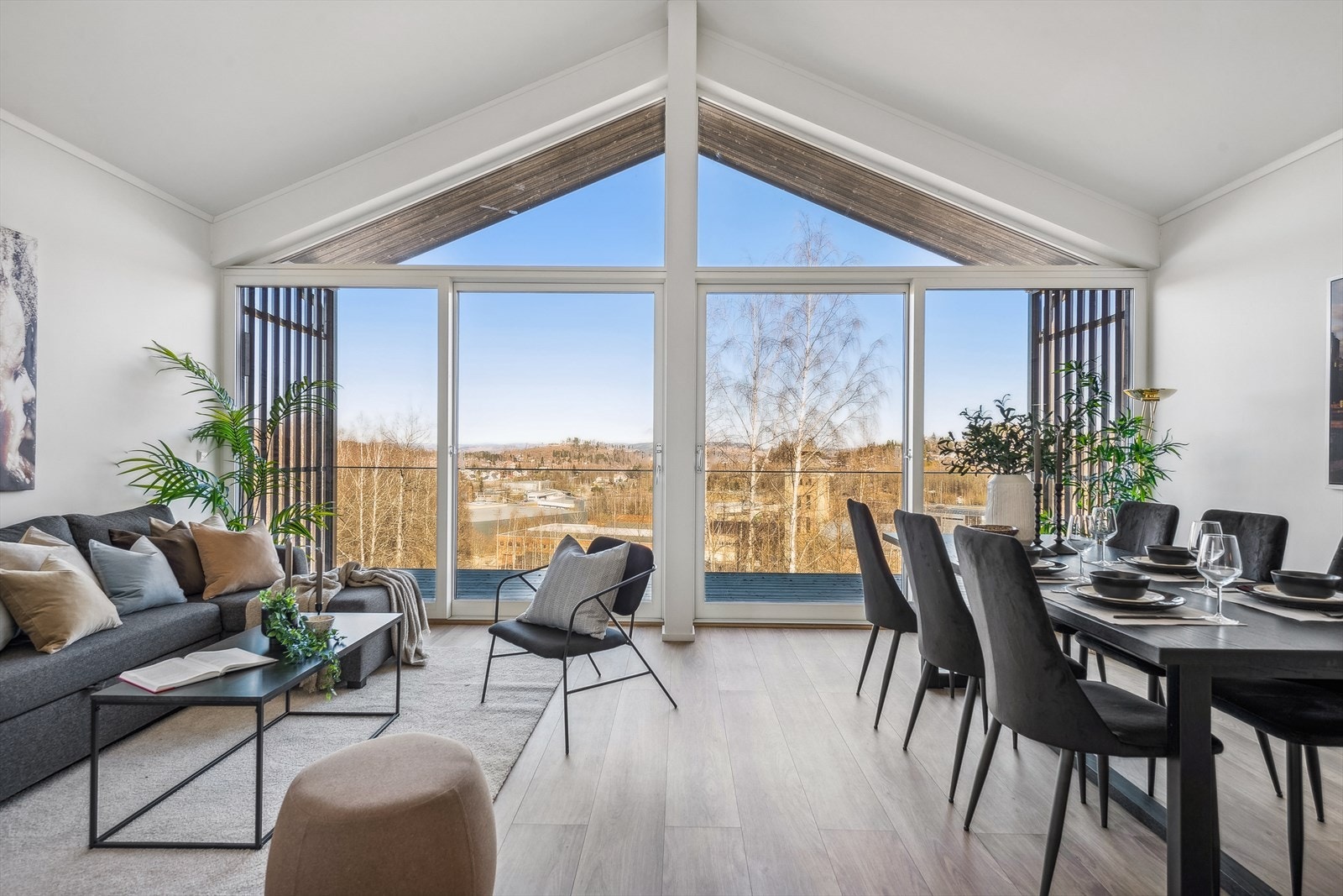 DNB Eiendom v/Christofer Fari har gleden av å presentere Store Slaggveg 12A. Meget flott eierseksjonsleilighet i 2.etasje med utsikt. Galleribilde