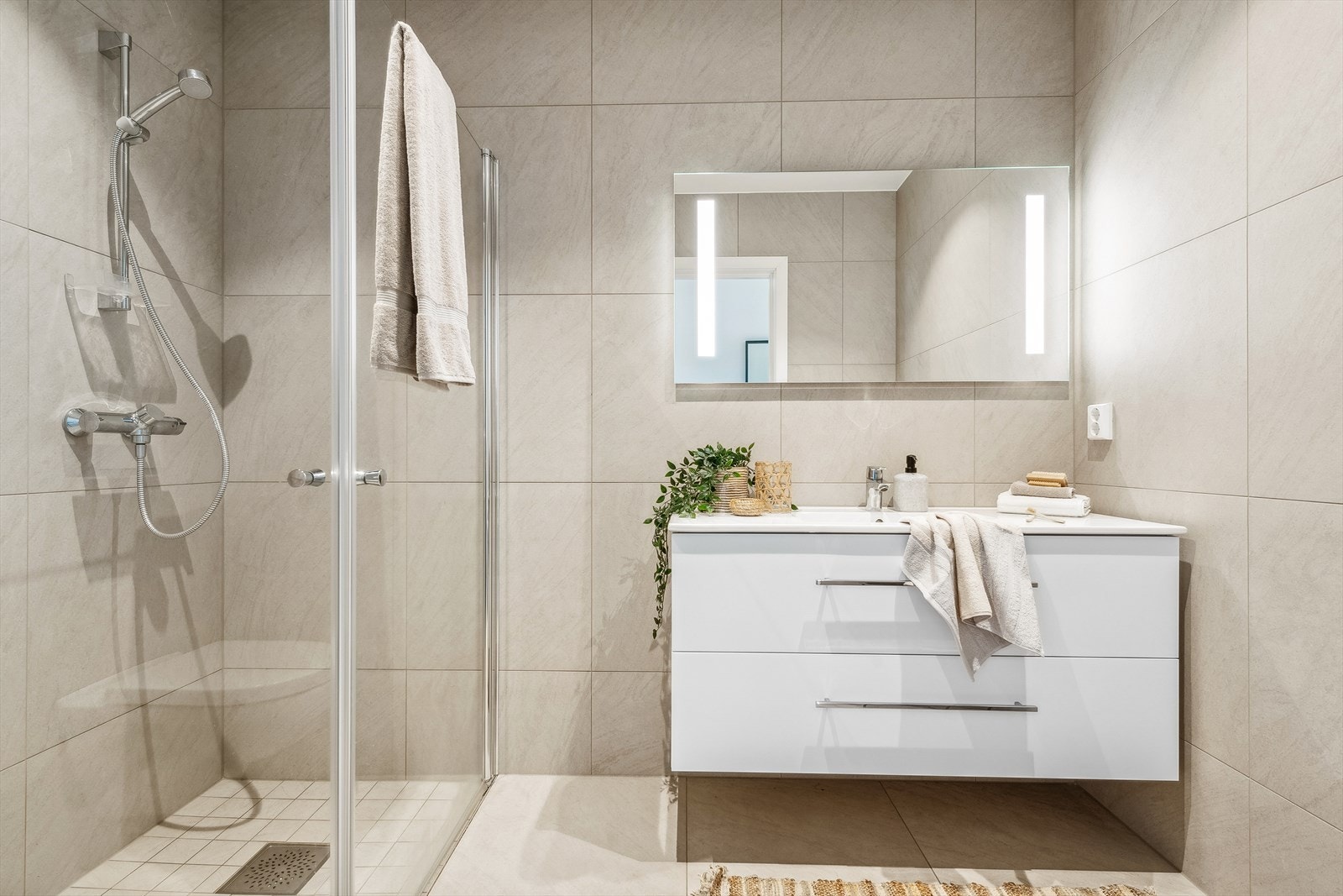 Meget flott flislagt baderom. Gulvvarme. Galleribilde