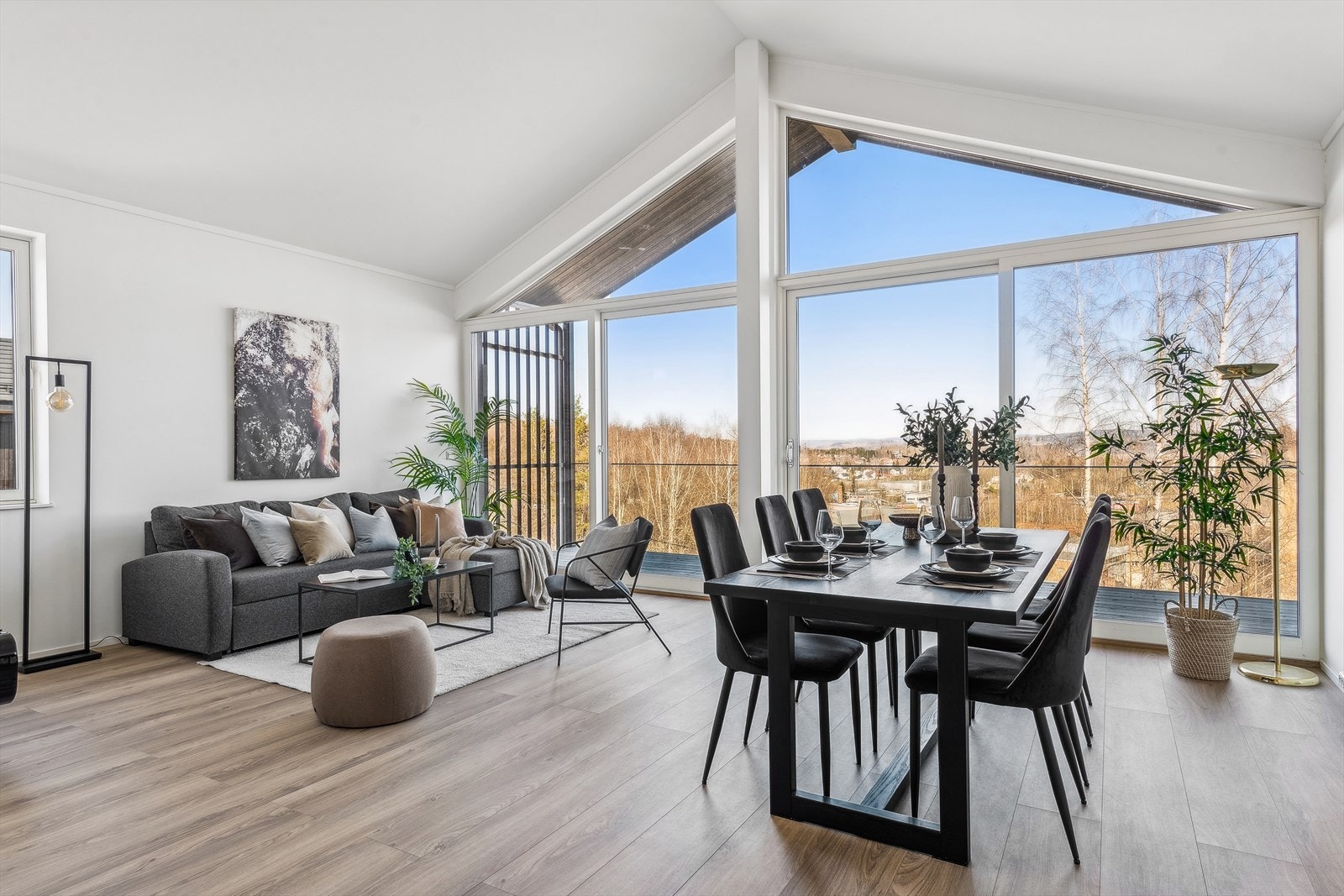 Meget flott stue med rikelig lysinnslipp fra store vindusflater Galleribilde