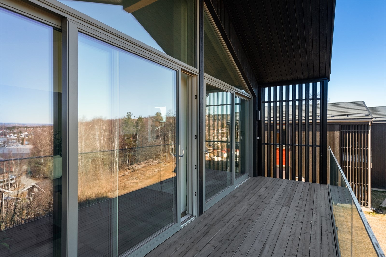 Takoverbygd balkong med flott utsikt. Her har du gode muligheter for møblering. Flott utsikt. Galleribilde