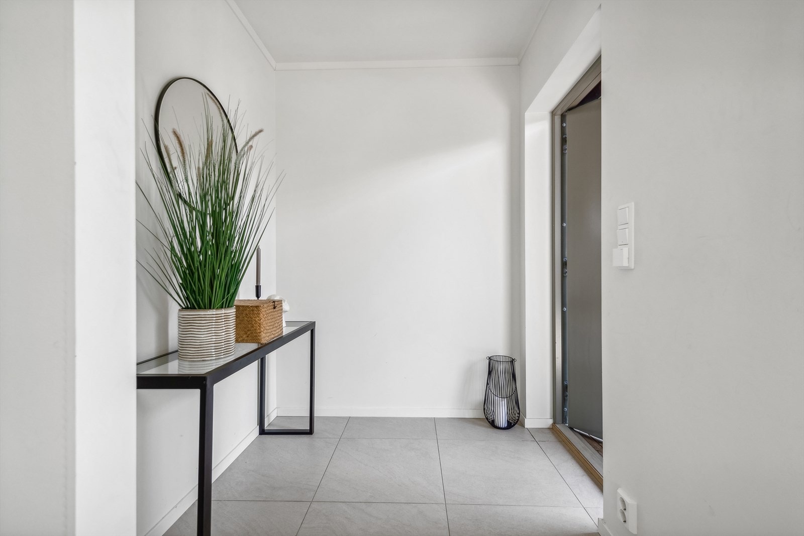 Velkommen inn til en delikat flislagt entré Galleribilde