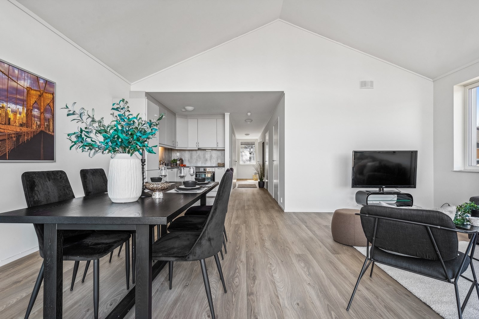 Stuen gir en god romfølelse med god høyde til himling Galleribilde