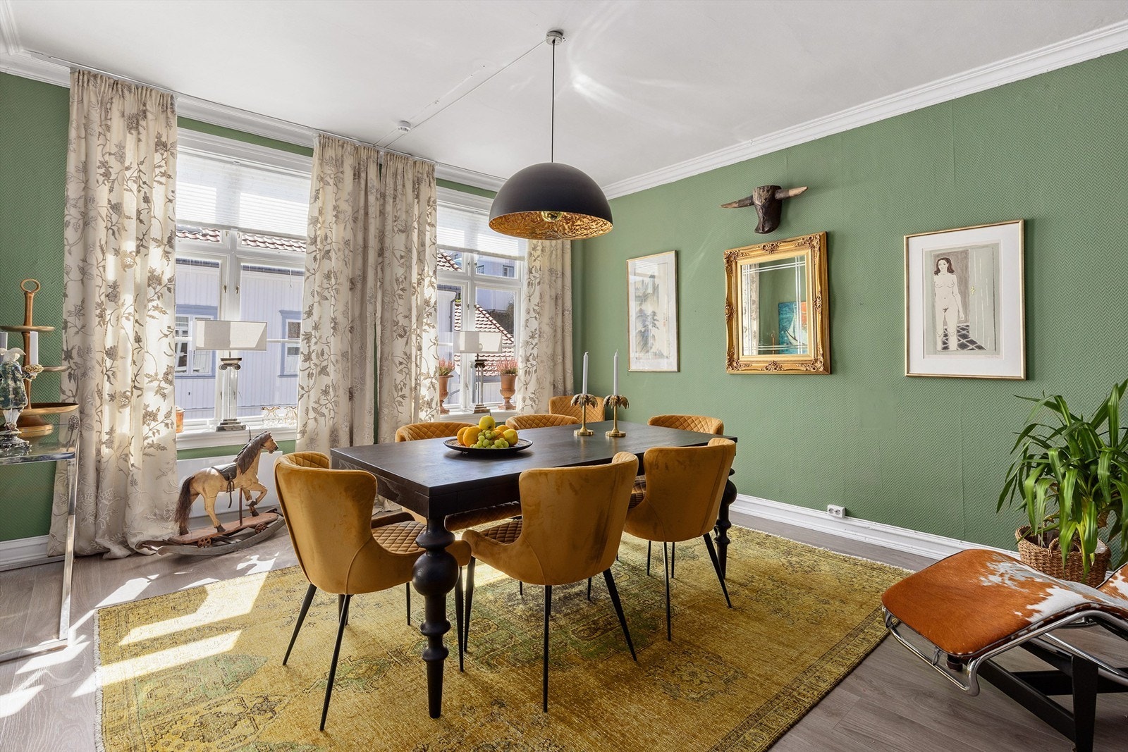 Store vindusflater slipper inn rikelig med naturlig lys, som bidrar til et trivelig hjem. Galleribilde