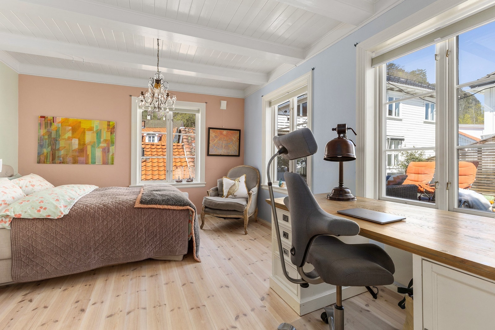 Hovedsoverommet ligger på hjørnet og har rikelig med lysinnslipp fra to himmelretninger. Galleribilde