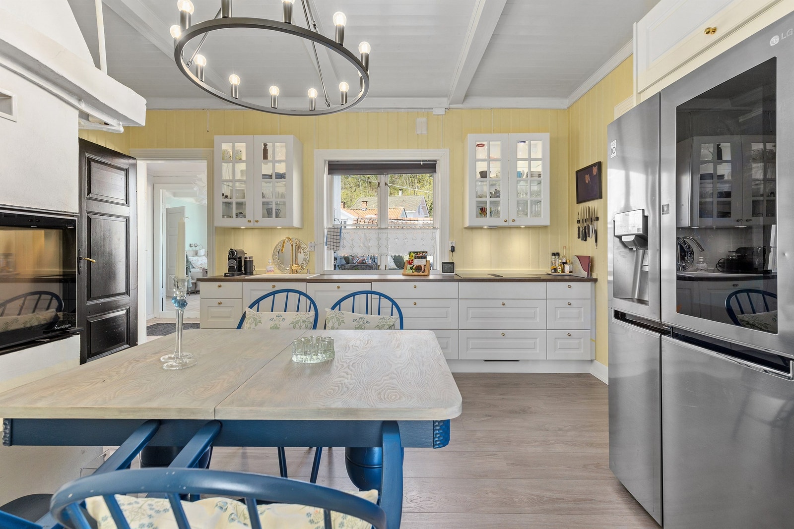 Stort og romslig separat kjøkken med spiseplass. Galleribilde