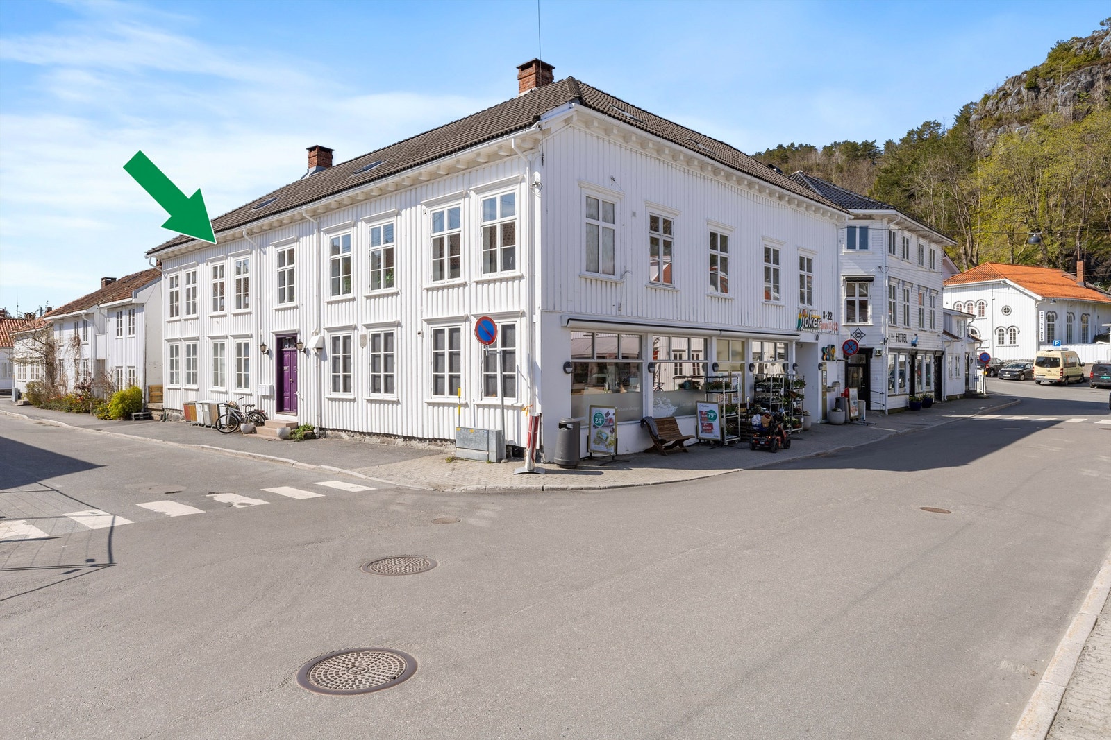 Her bor du midt i Risør sentrum med tøffelavstand til alt av fasiliteter. Blant annet ligger det en Jokerbutikk i samme bygg på hjørnet. Galleribilde