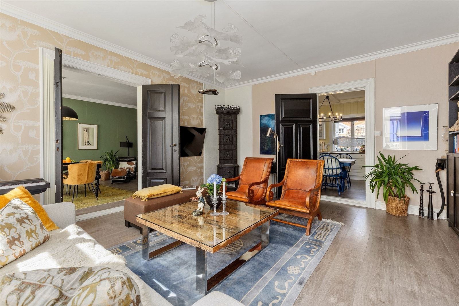 Dette er en lys og romslig selveierleilighet med ypperlig beliggenhet i Risør sentrum. Galleribilde