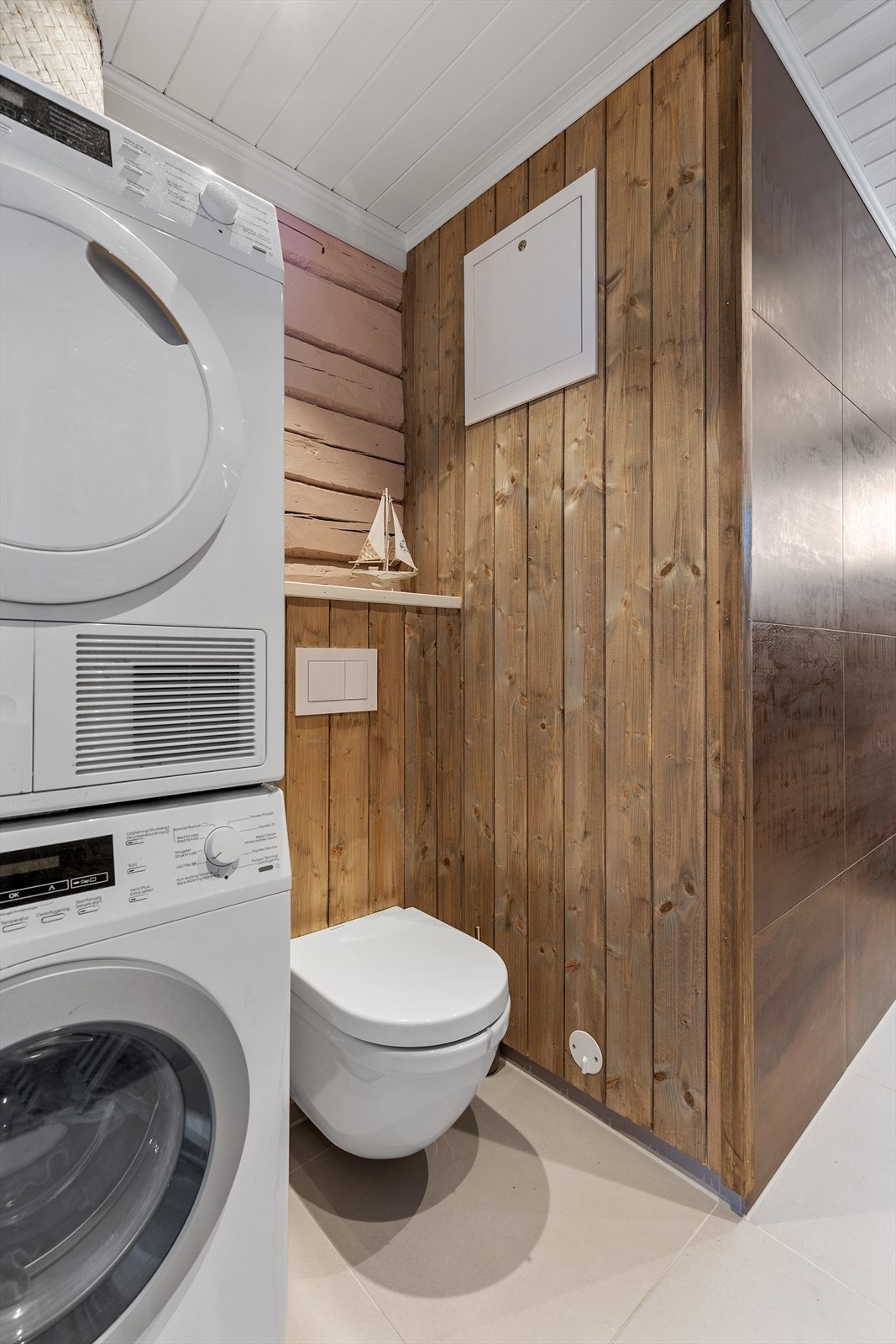 Videre er det vegghengt toalett, samt opplegg og plass for vaskemaskin/tørketrommel. Galleribilde