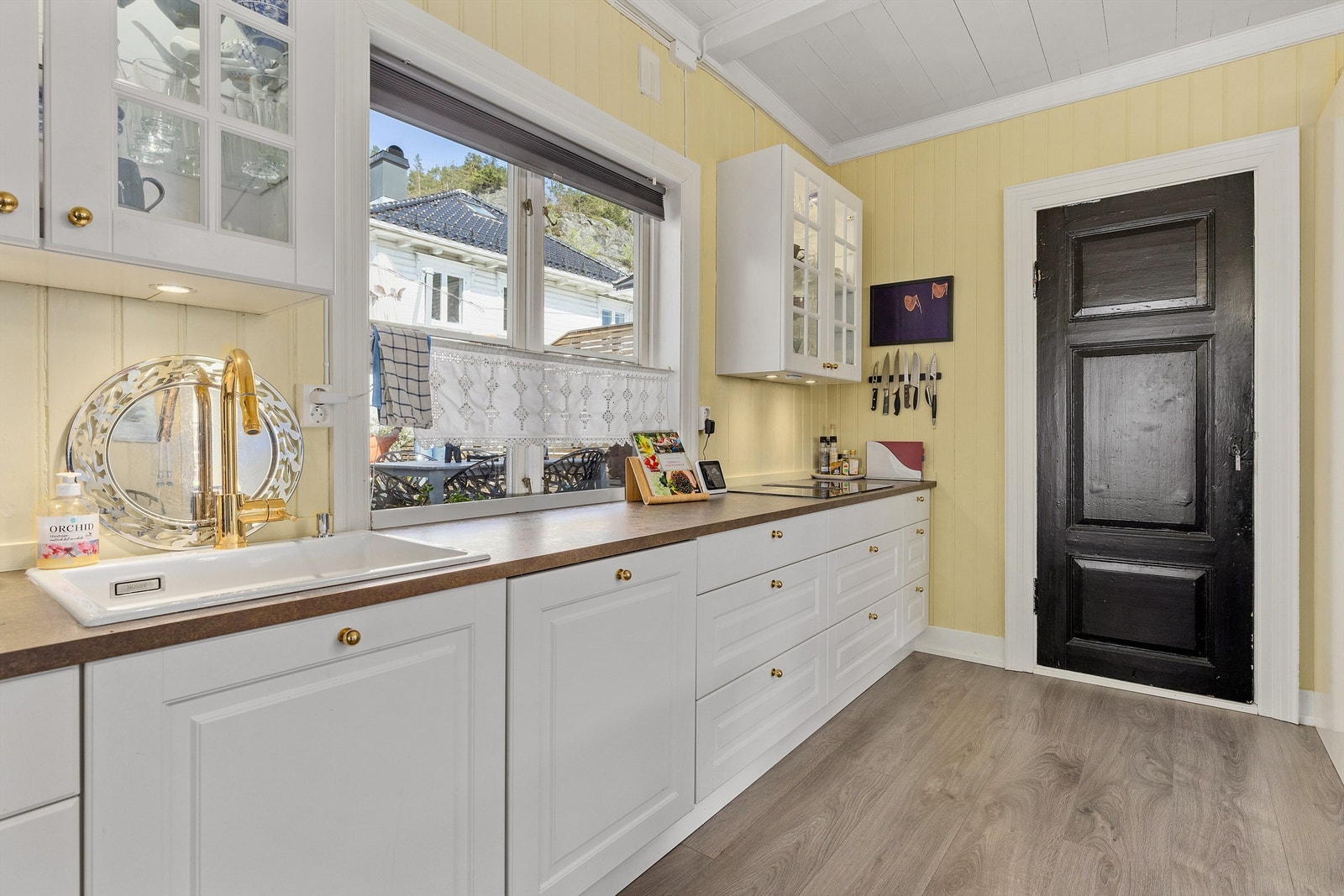 Det er god dybde på kjøkkenbenkene som gir gode arbeidsforhold. Galleribilde