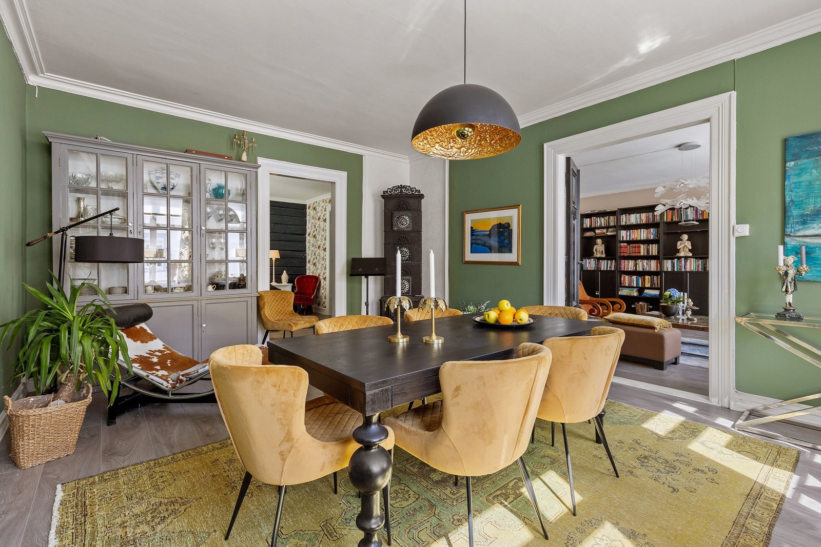 Leiligheten er pent oppusset og fremstår med overflater i moderne og behagelige fargetoner. Galleribilde