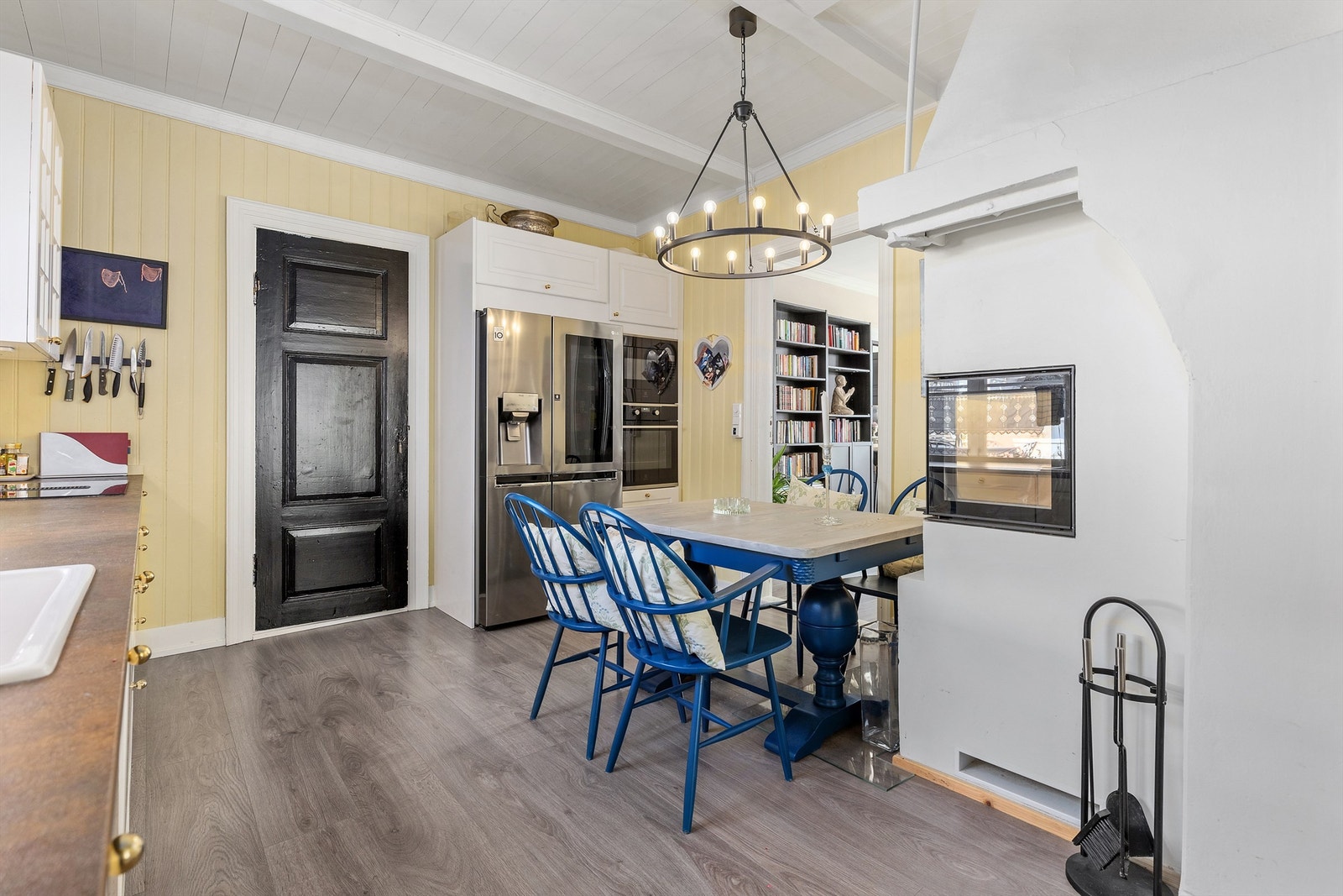 Kjøkkenet har en fin kombinasjon av skap- og benkeplass for både oppbevaring og matlaging. Galleribilde