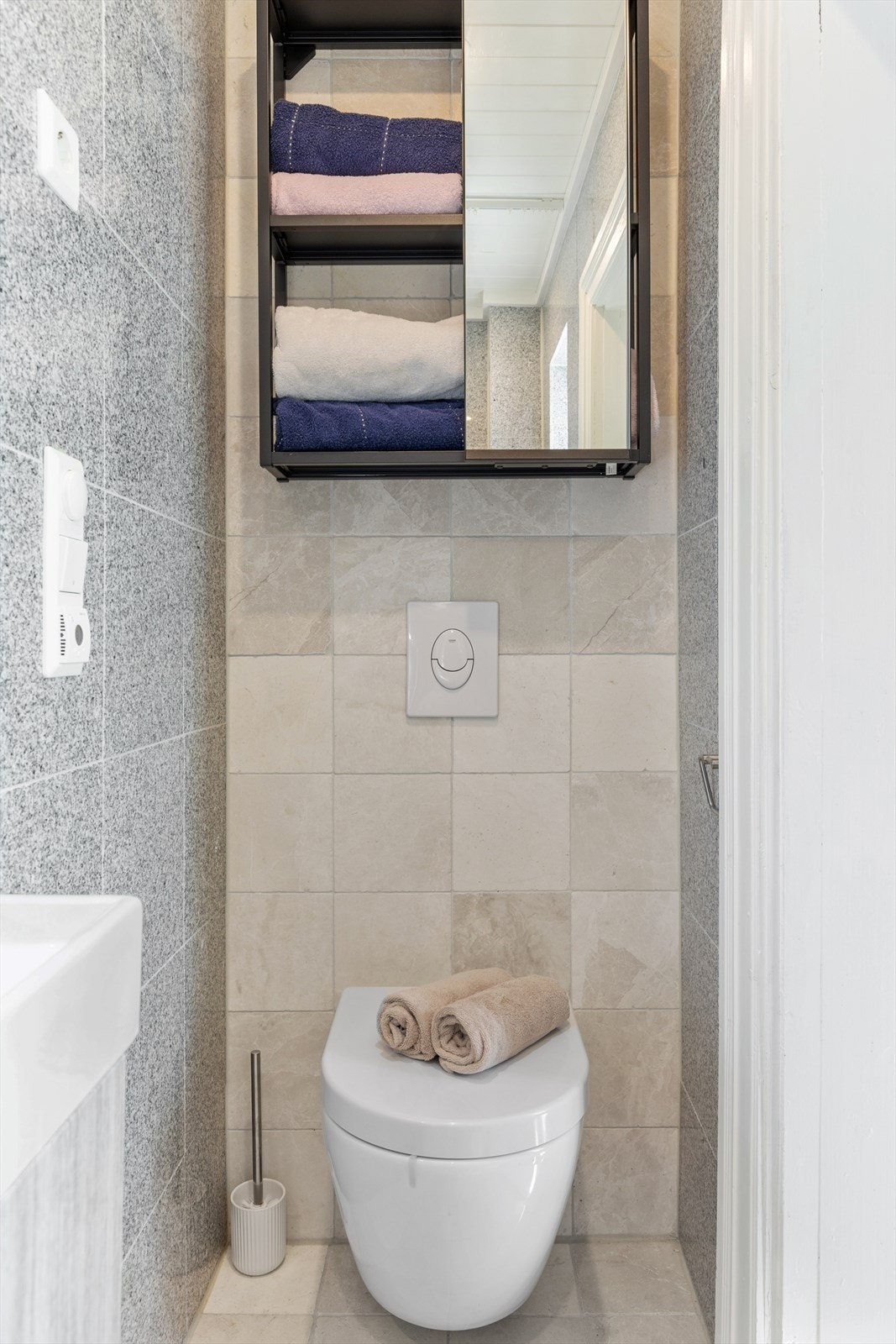 Vegghengt toalett, samt vegghengt skap for oppbevaring. Galleribilde