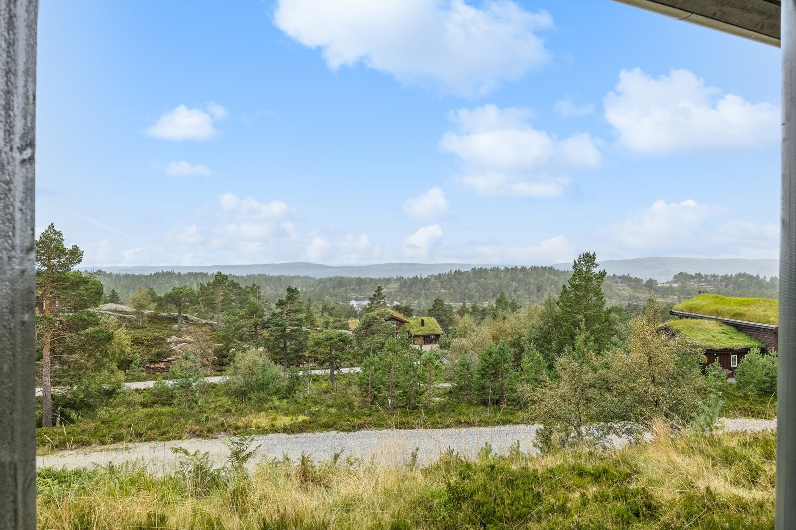 Eiendommen er fint plassert på en liten høyde, noe som gir flott utsikt mot de naturskjønne omgivelsene. Galleribilde