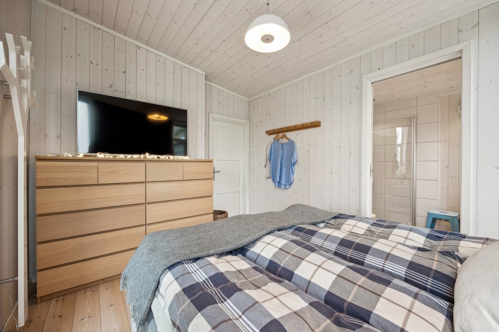 Hovedsoverommet har adkomst til et eget baderom. Galleribilde