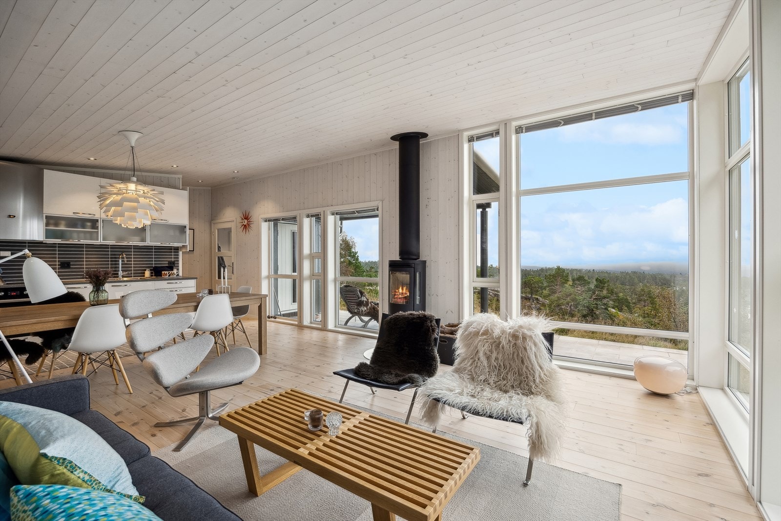 Innbydende oppholdsrom med åpen løsning mellom stue og kjøkken. Galleribilde