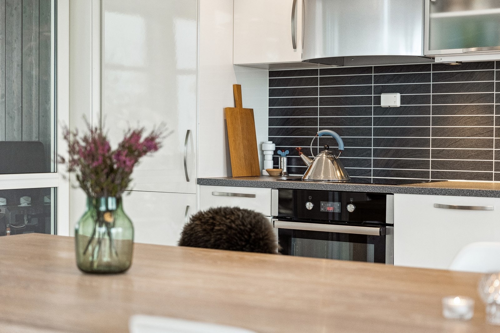 Lekkert kjøkken i et tidløst design. Galleribilde