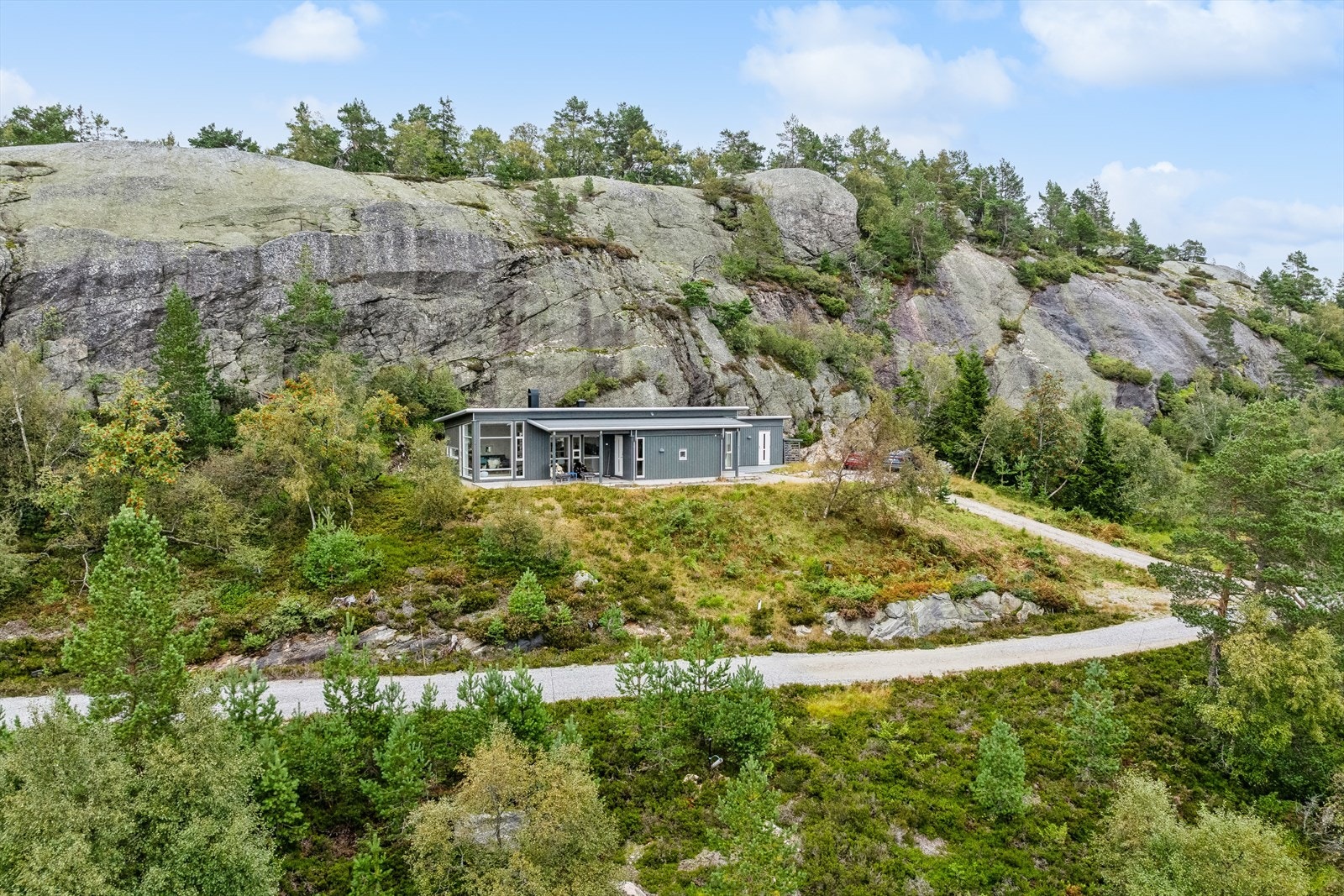 Gode parkeringsmuligheter på eiendommen, rett ved fritidsboligen. Galleribilde