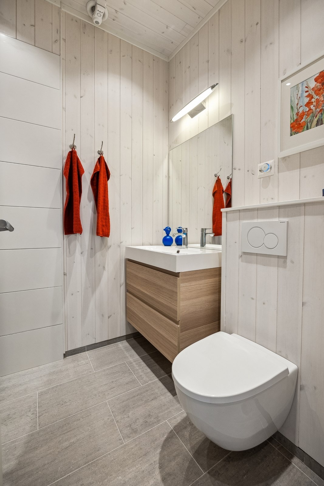 Bad nr. 1 består av speil, servant med oppbevaringsseksjon, veggmontert toalett, dusjhjørne og opplegg for vaskemaskin. Galleribilde