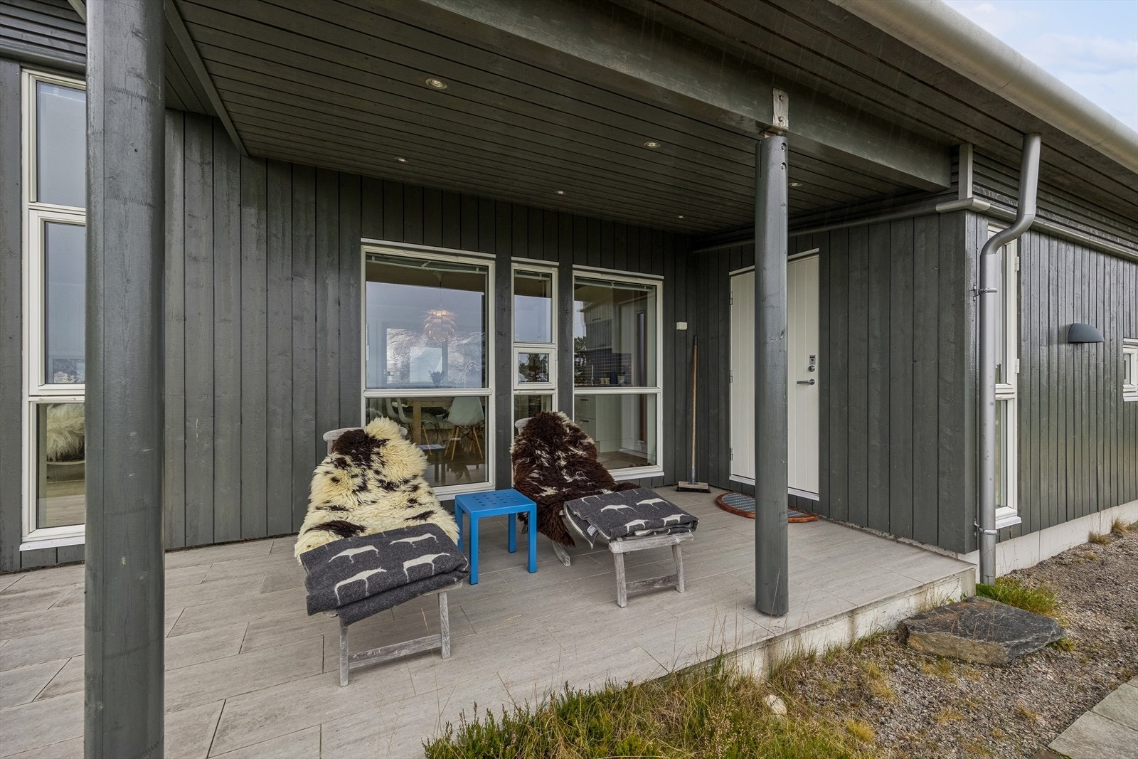 Rundt fritidsboligen er det flere trivelige plasser å oppholde seg utendørs. Galleribilde