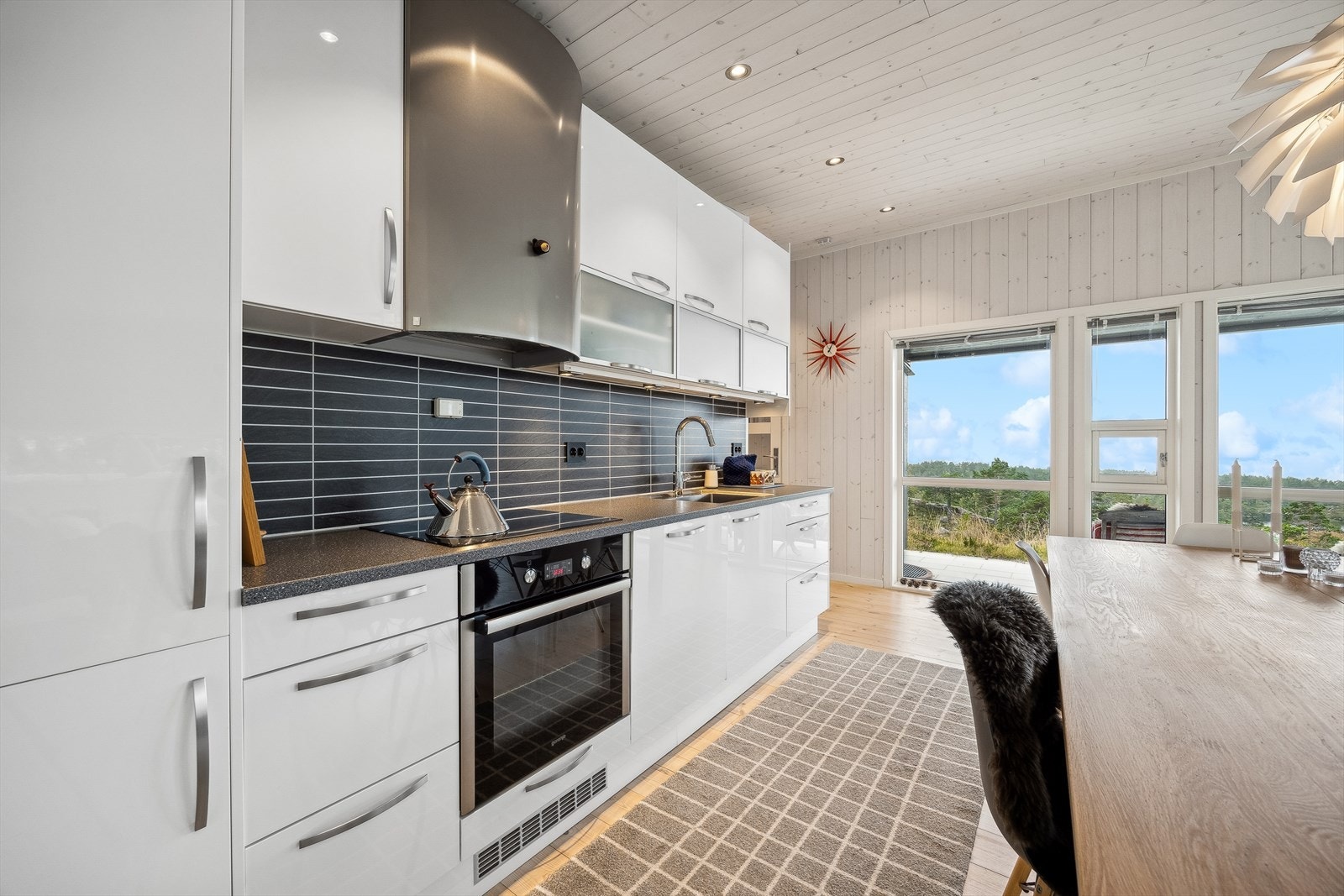 Innredningen består av lyse, slette fronter med både over- og underskap. Galleribilde