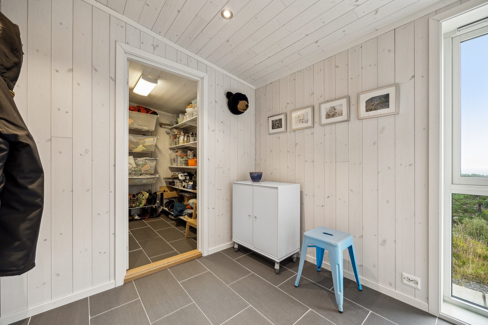 Det er god plass til å henge av seg yttertøyet i den romslige gangen. Galleribilde