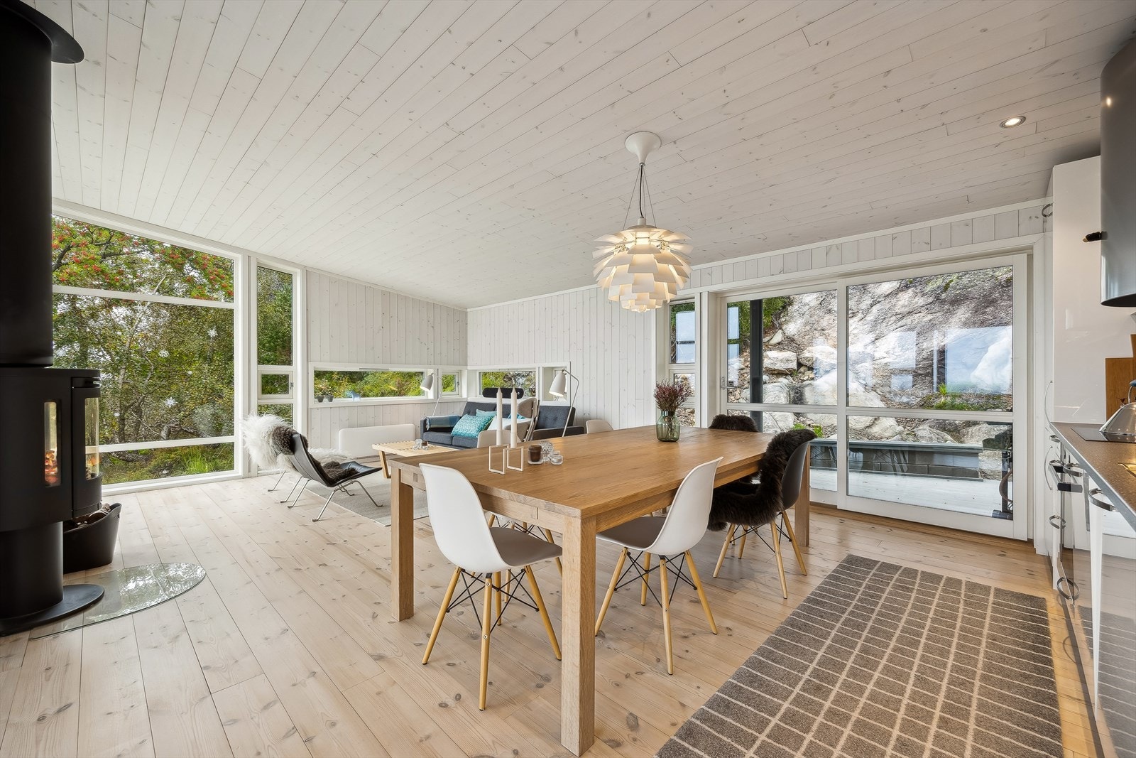 Stuen har god plass til en komfortabel sofagruppe og en koselig spiseplass. Galleribilde