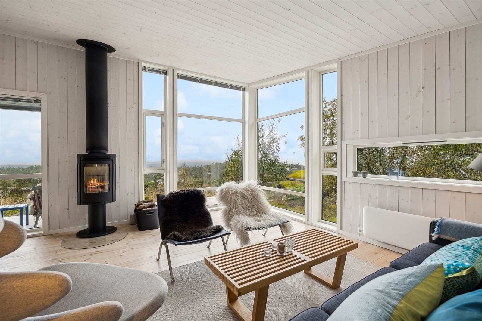 Rommet er lyst og romslig, med store vinduer som slipper inn rikelig med naturlig lys og gir fantastisk utsikt. Galleribilde