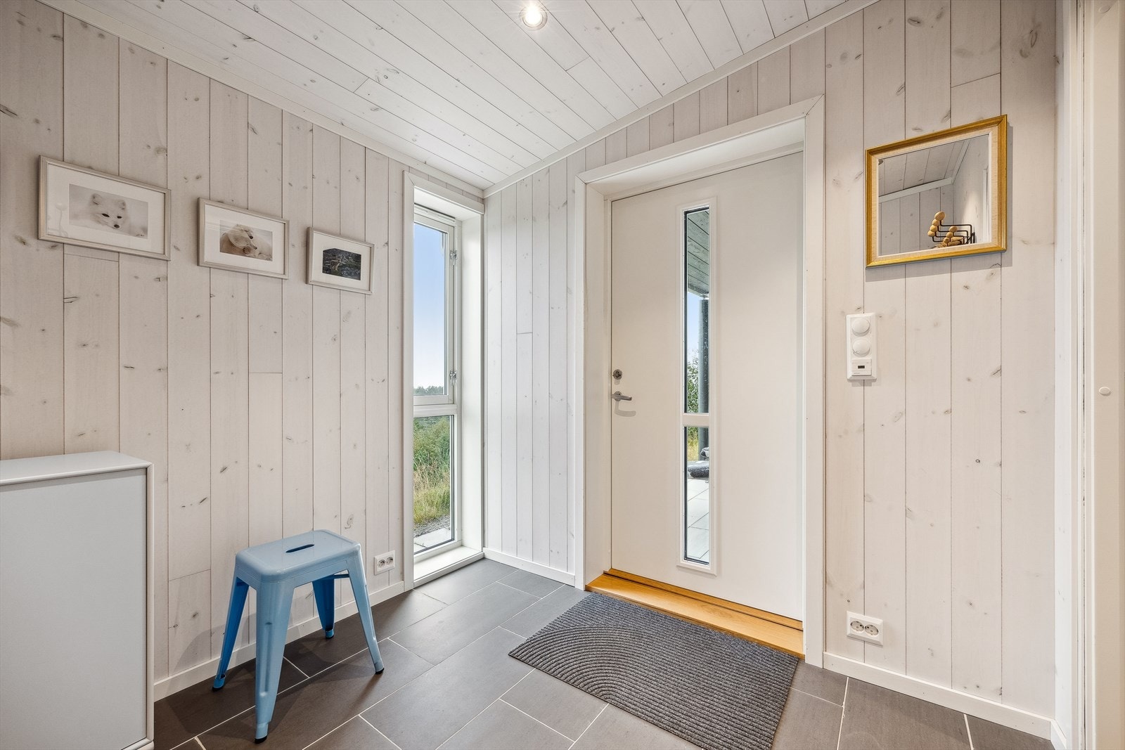 Det er lagt fliser på gulvet i gangen. Galleribilde