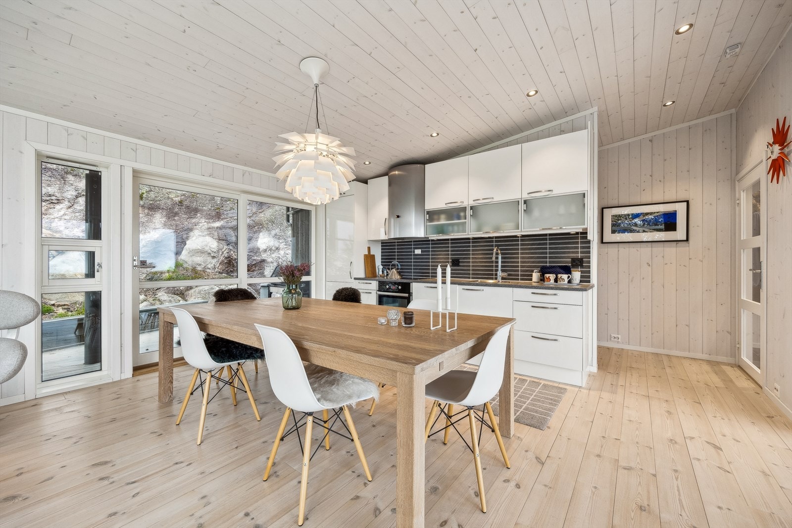 Kjøkkenet har en åpen og sosial løsning. Galleribilde