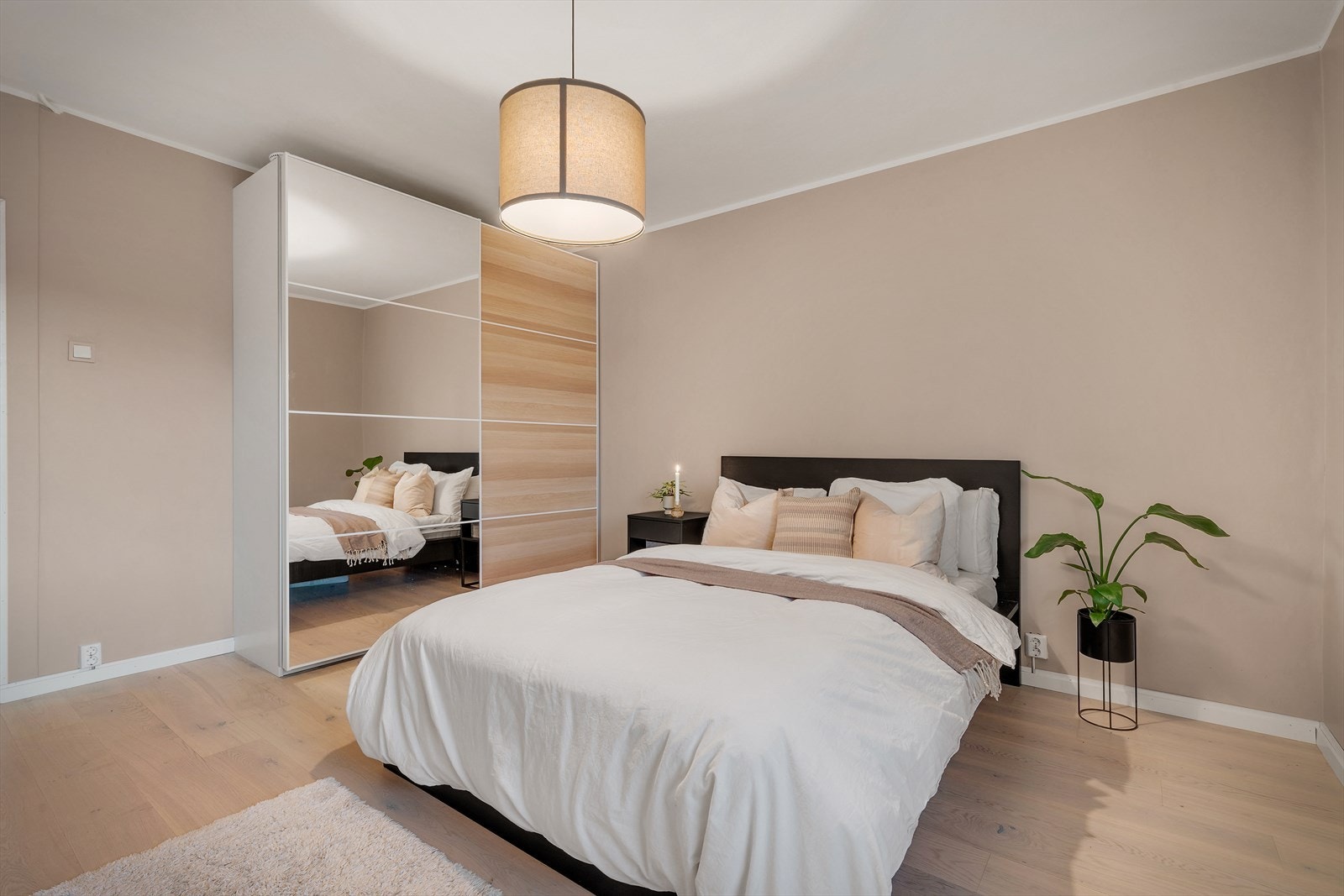 - Her kan man nyte en god natts søvn - Merk at garderobeskapet medfølger kostnadsfritt - Galleribilde