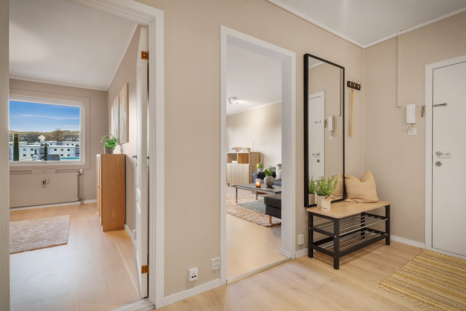 - Leiligheten disponerer hele 3 boder, noe som er ypperlig for ekstra oppbevaring - Galleribilde