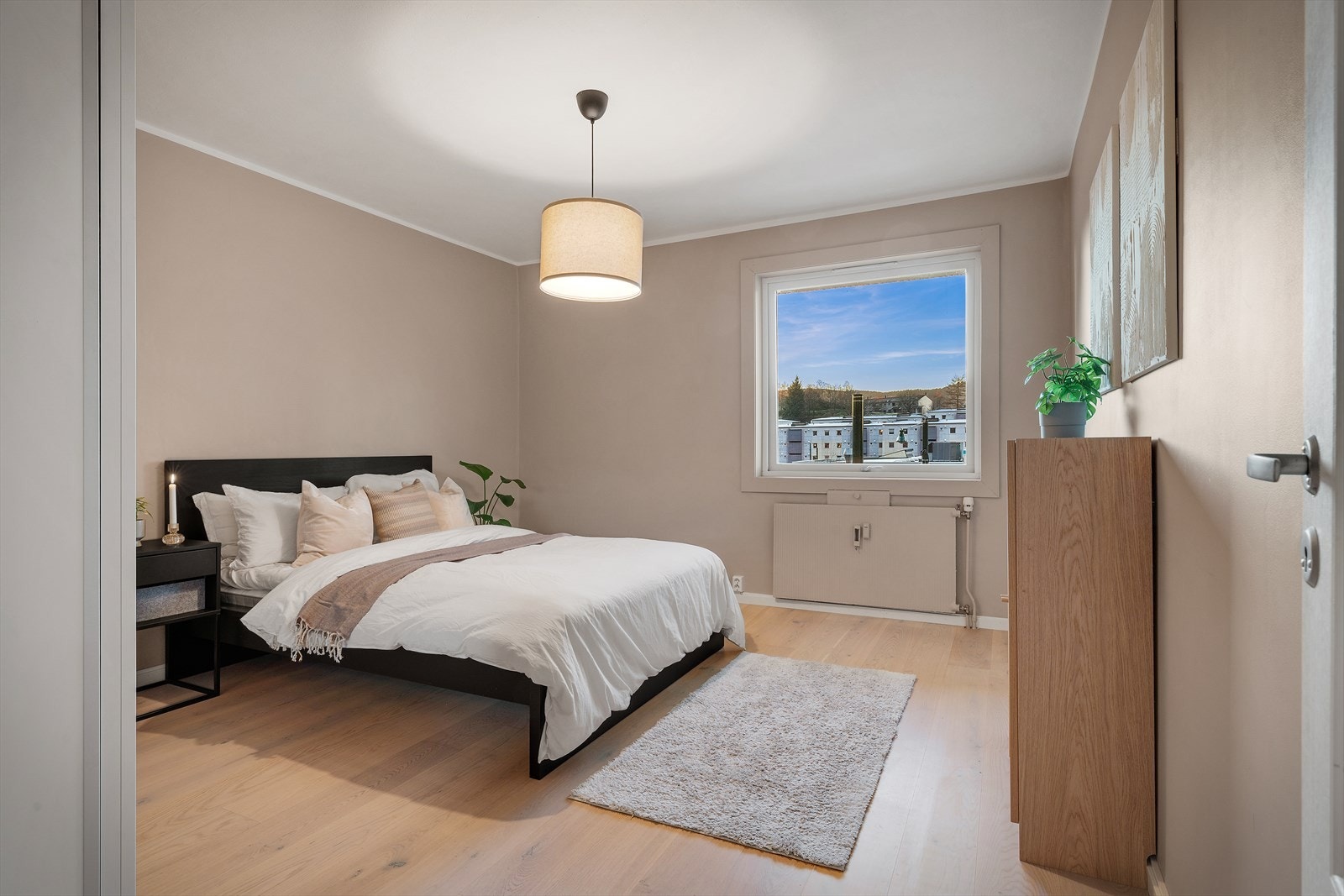 - Leiligheten har 2 soverom, merk at de ikke ligger vegg-i-vegg. Perfekt med utleie/besøk eller familieetablering - Galleribilde