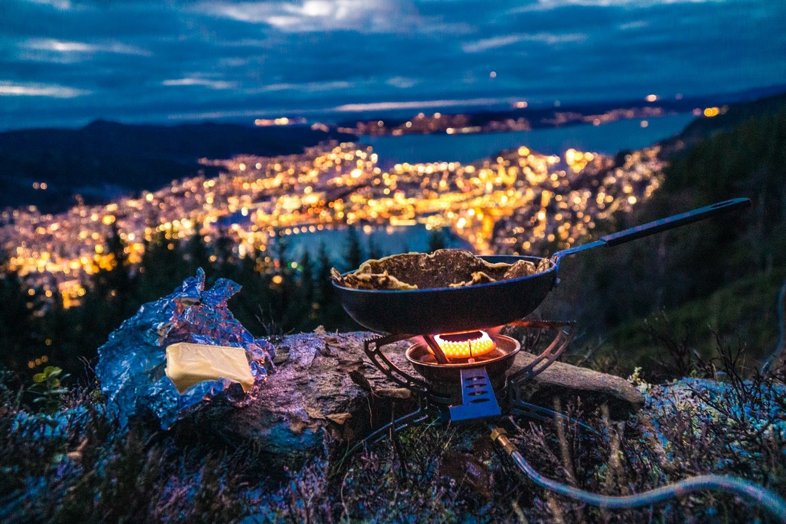 - Her kan man ta med seg stormkjøkkenet og nye en god kvelds på fjelltoppen - Galleribilde